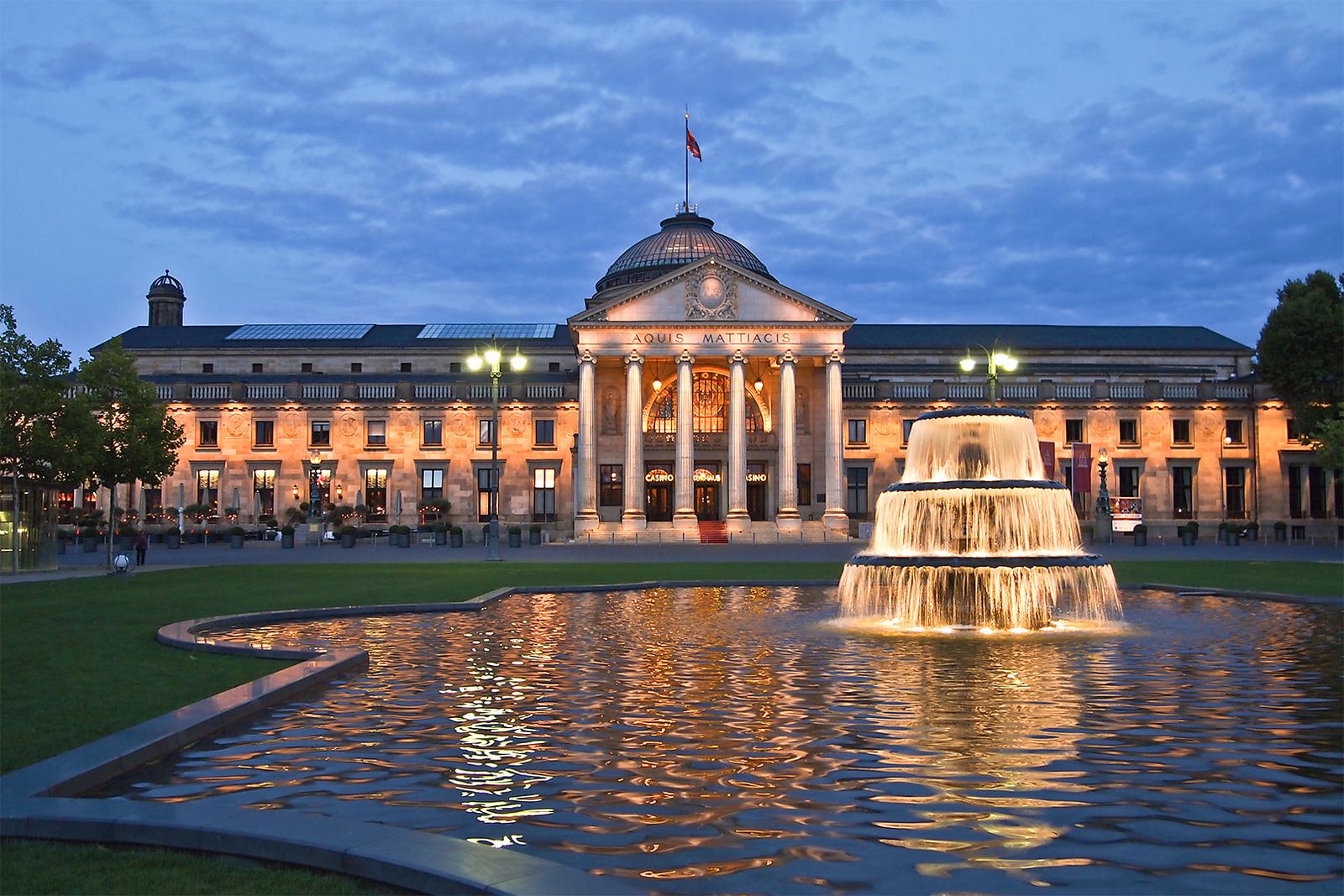 Kurhaus Wiesbaden mit Bowlingbrunnen am Abend in der Innenstadt (Mitte)