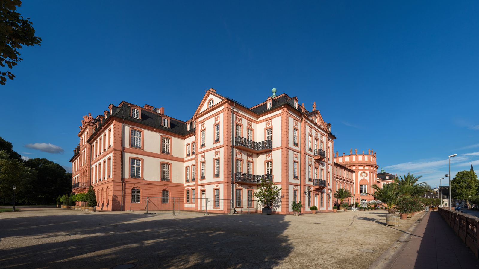 Schloss Biebrich an der Rheinfront im Stadtteil Biebrich