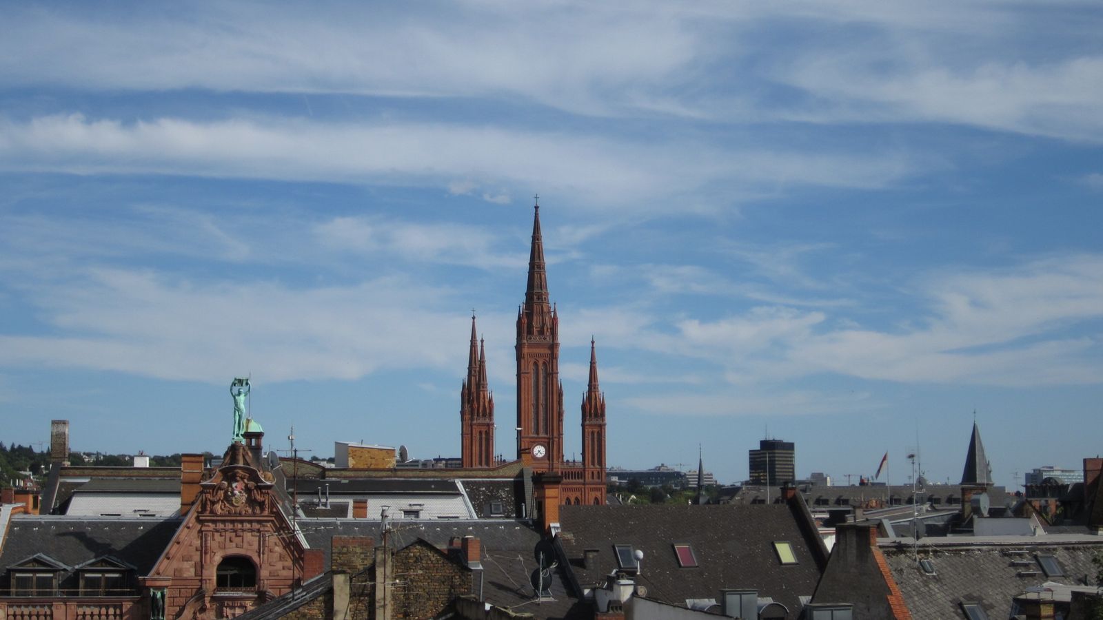 Wiesbadener Silhouette mit der Marktkirche vom Römertor aus gesehen